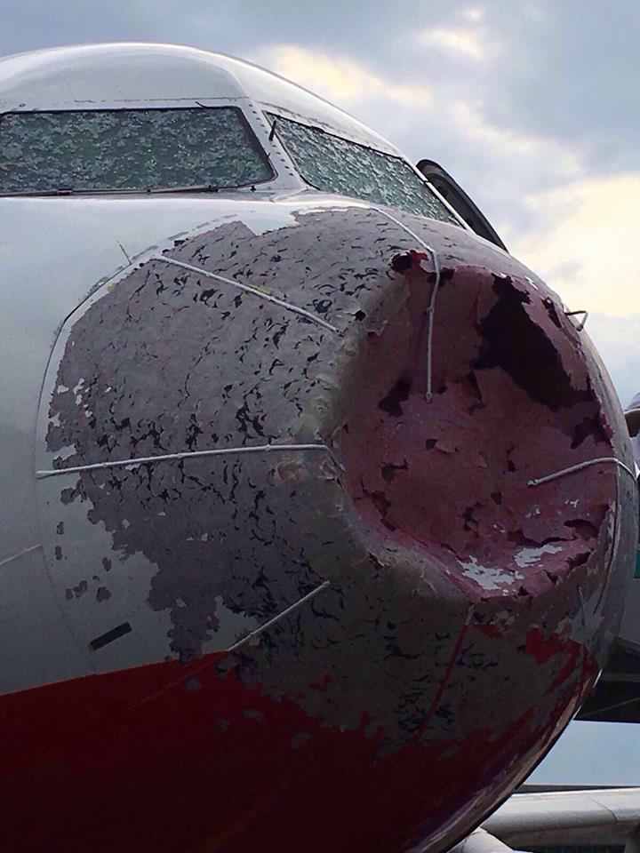 avion lovit de grindina