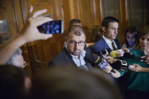 Fostul colonel SRI, Daniel Dragomir (S), si Claudiu Manda (S), presedintele Comisiei parlamentare de control a activitatii SRI, sustin o declaratie de presa, marti, 19 septembrie 2017, la Palatul Parlamentului din Bucuresti. ANDREEA ALEXANDRU / MEDIAFAX FOTO