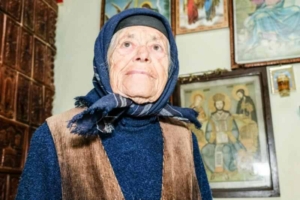 batrana care a donat 10000 la biserica