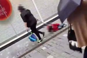 mama trage copilul pe strada