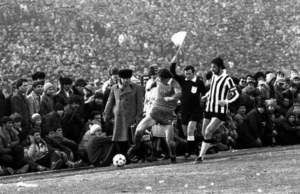 roman calator in timp la un meci de fotbal