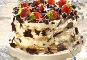 Tort cu cremă și căpșuni