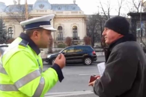 politist se chinuie sa ceara actele