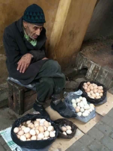 Un batran vindea oua
